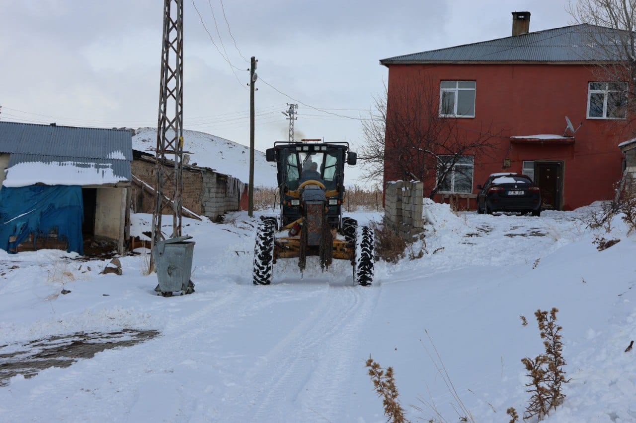 Van’da kar esareti: 594 yerleşim yolu kapandı, eğitime kar engeli
