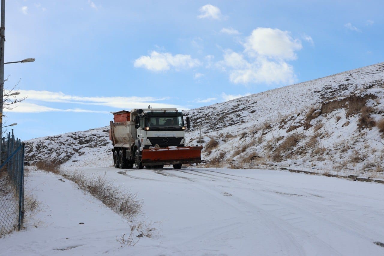 Van’da kar esareti: 594 yerleşim yolu kapandı, eğitime kar engeli
