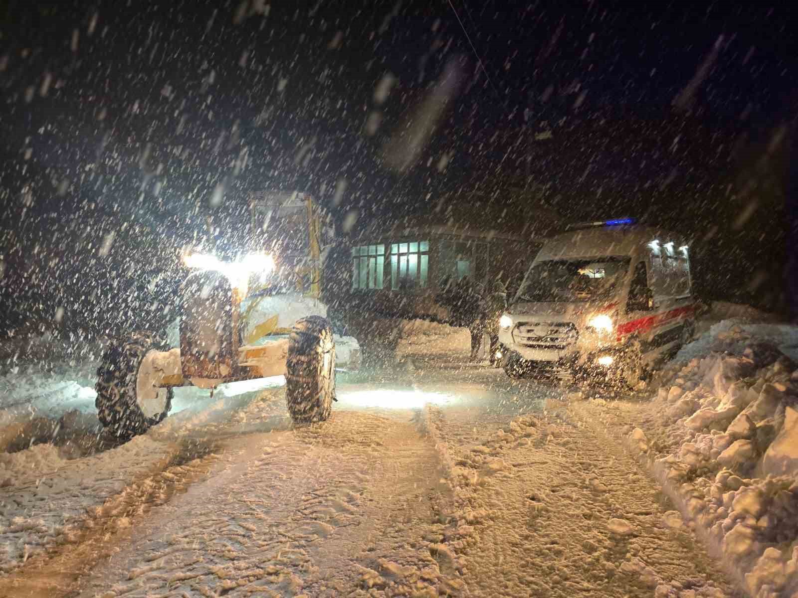 Van’da kar esareti: 594 yerleşim yolu kapandı, eğitime kar engeli
