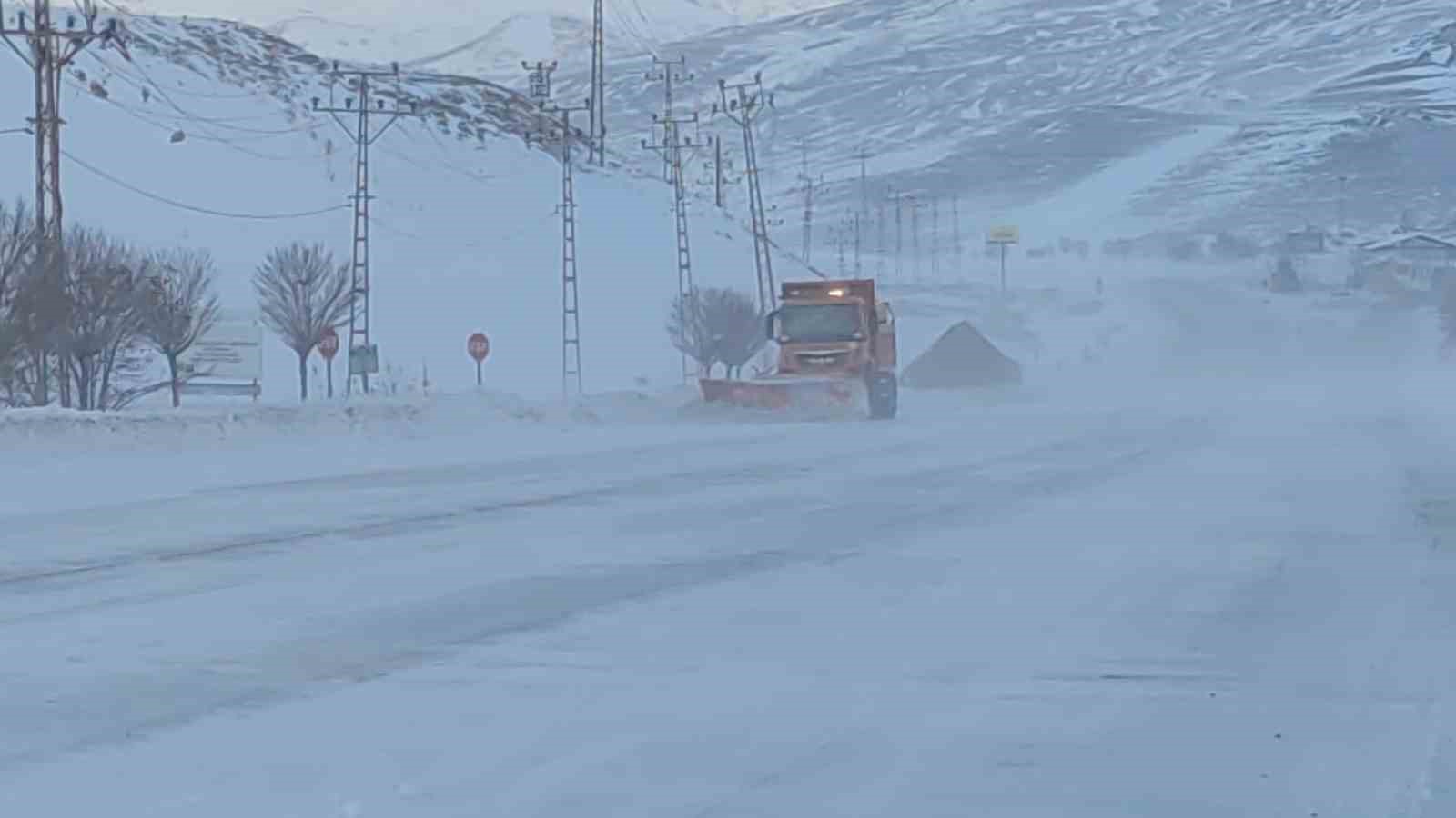 Van’da kar esareti: 594 yerleşim yolu kapandı, eğitime kar engeli
