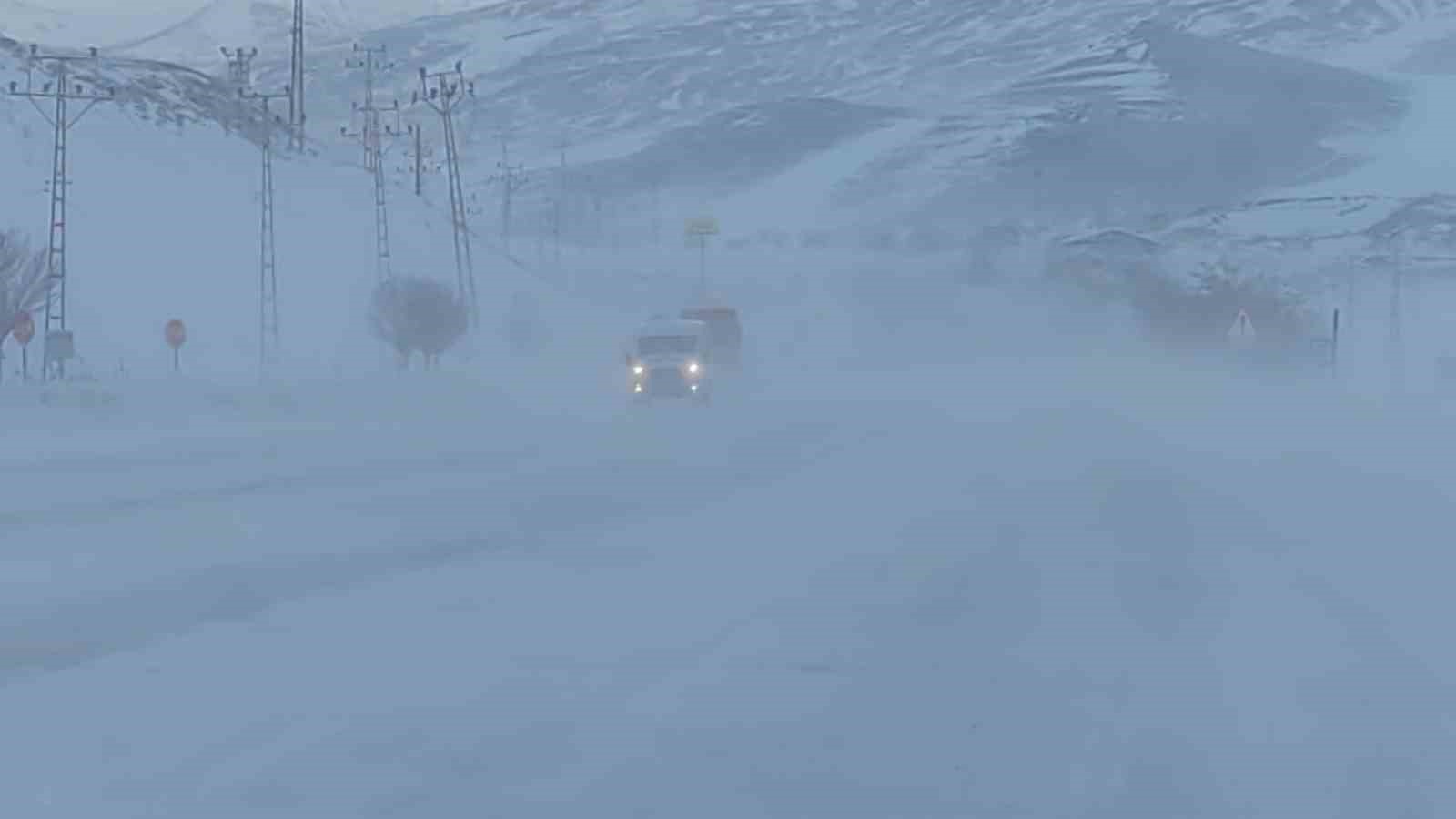 Van’da kar esareti: 594 yerleşim yolu kapandı, eğitime kar engeli
