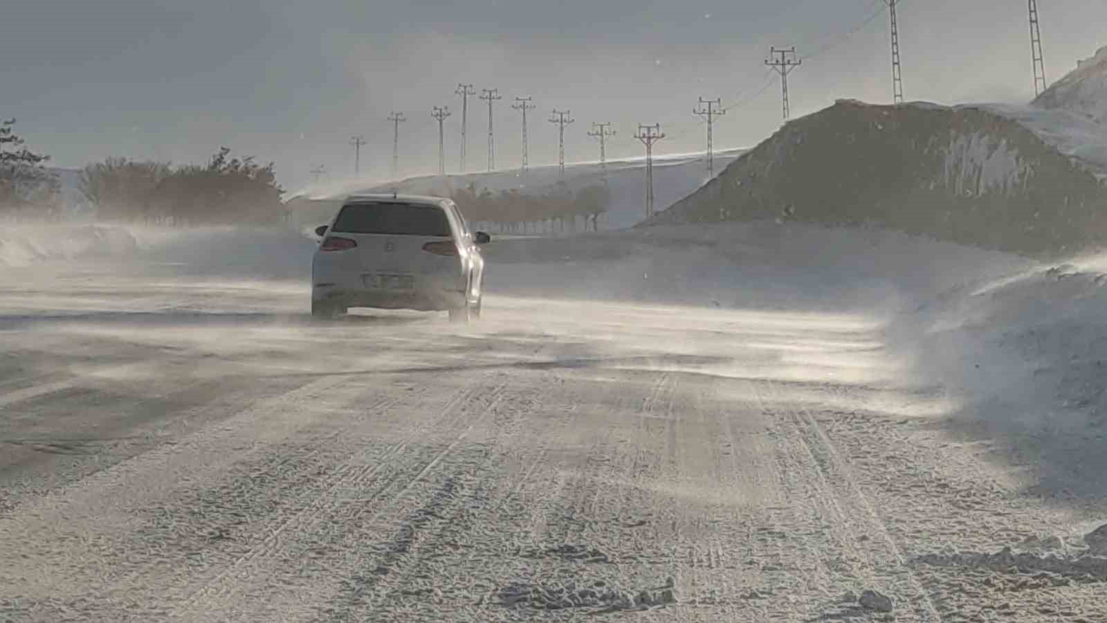 Van’da kar esareti: 594 yerleşim yolu kapandı, eğitime kar engeli
