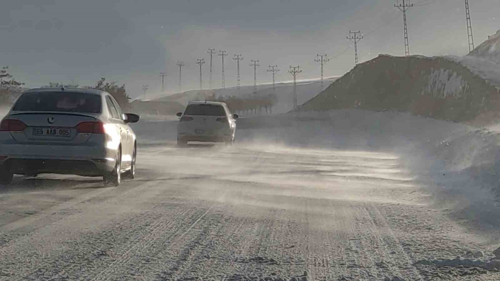 Van’da kar esareti: 594 yerleşim yolu kapandı, eğitime kar engeli
