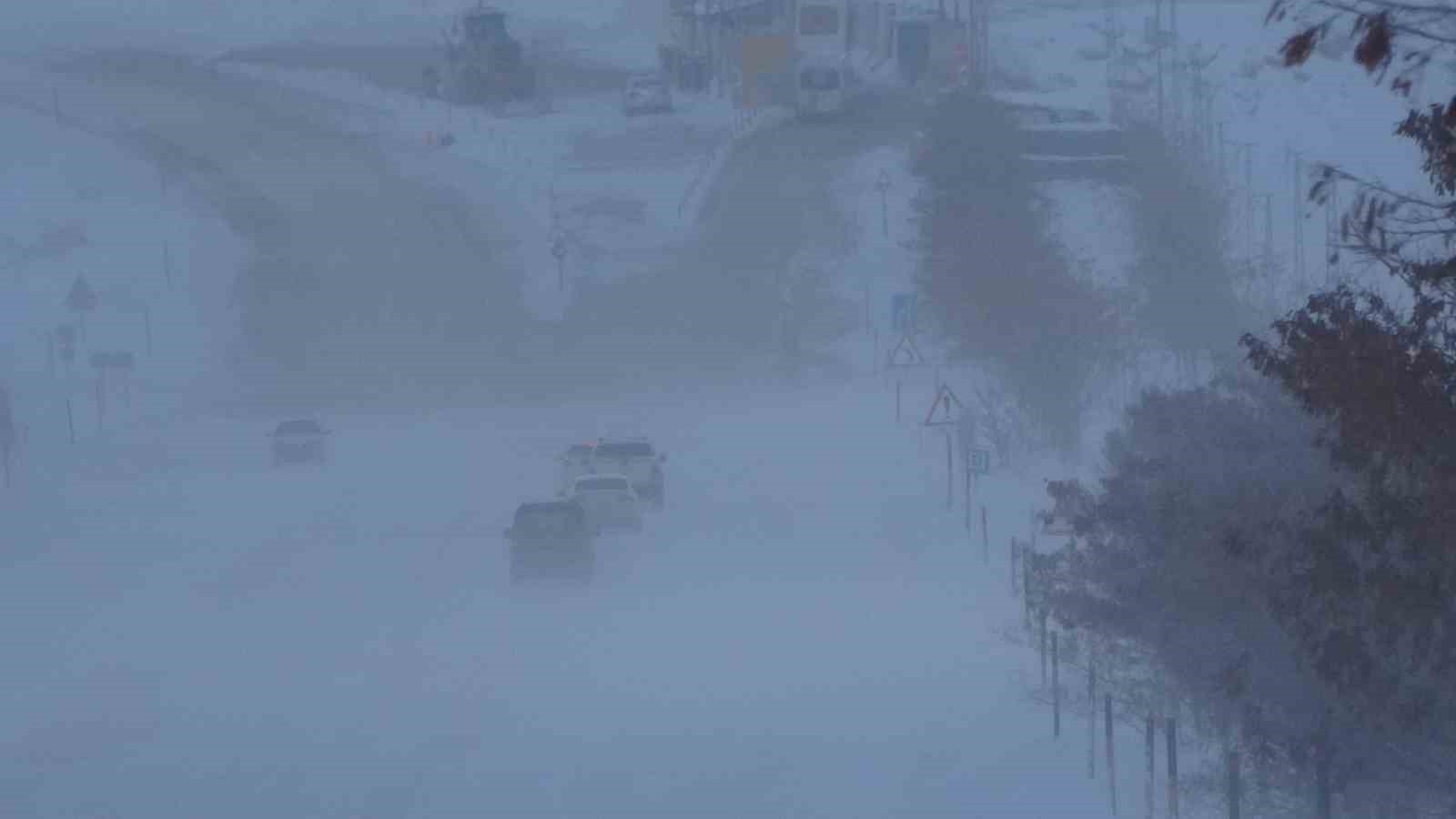 Van’da kar esareti: 594 yerleşim yolu kapandı, eğitime kar engeli
