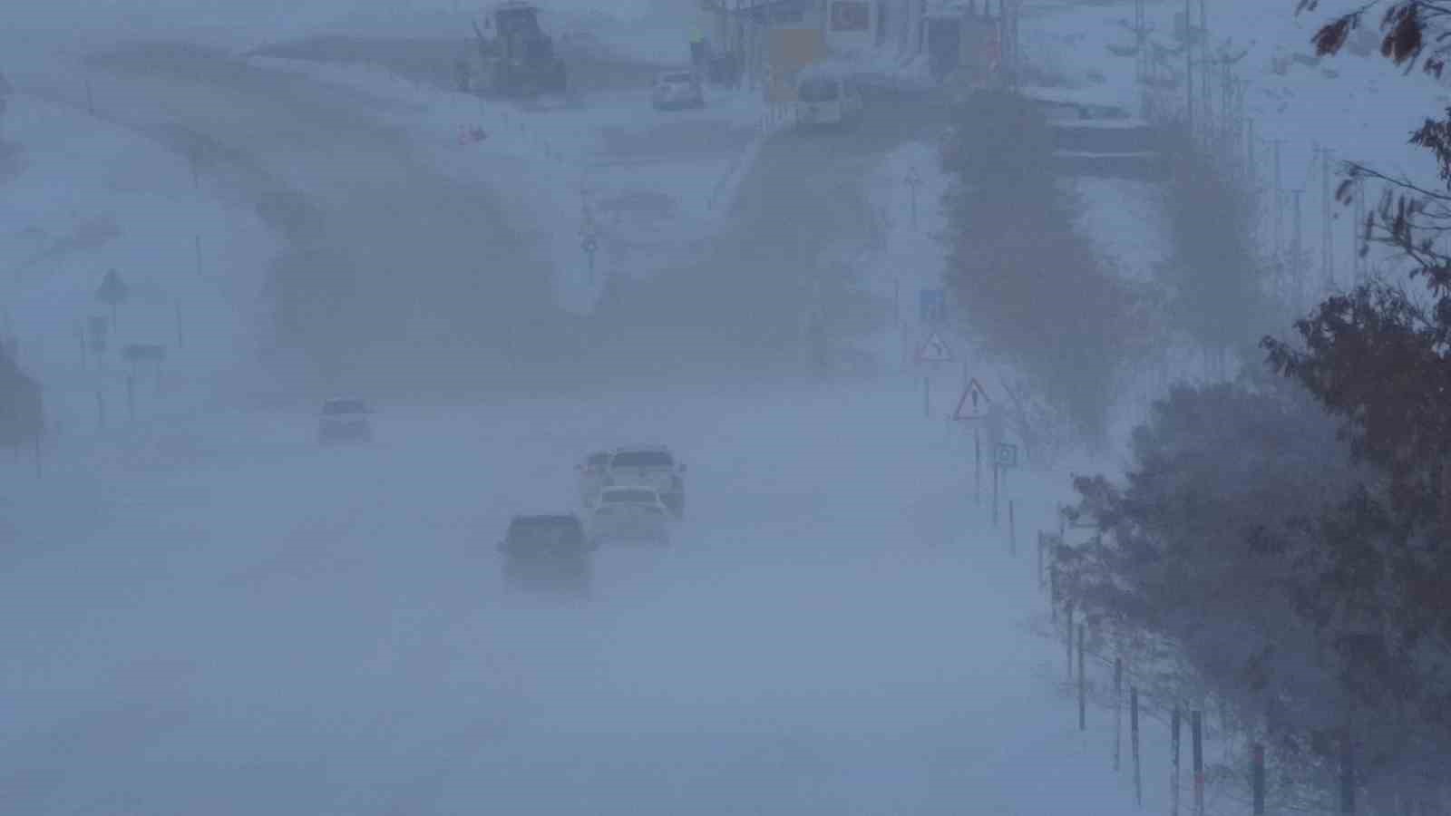 Van’da kar esareti: 594 yerleşim yolu kapandı, eğitime kar engeli
