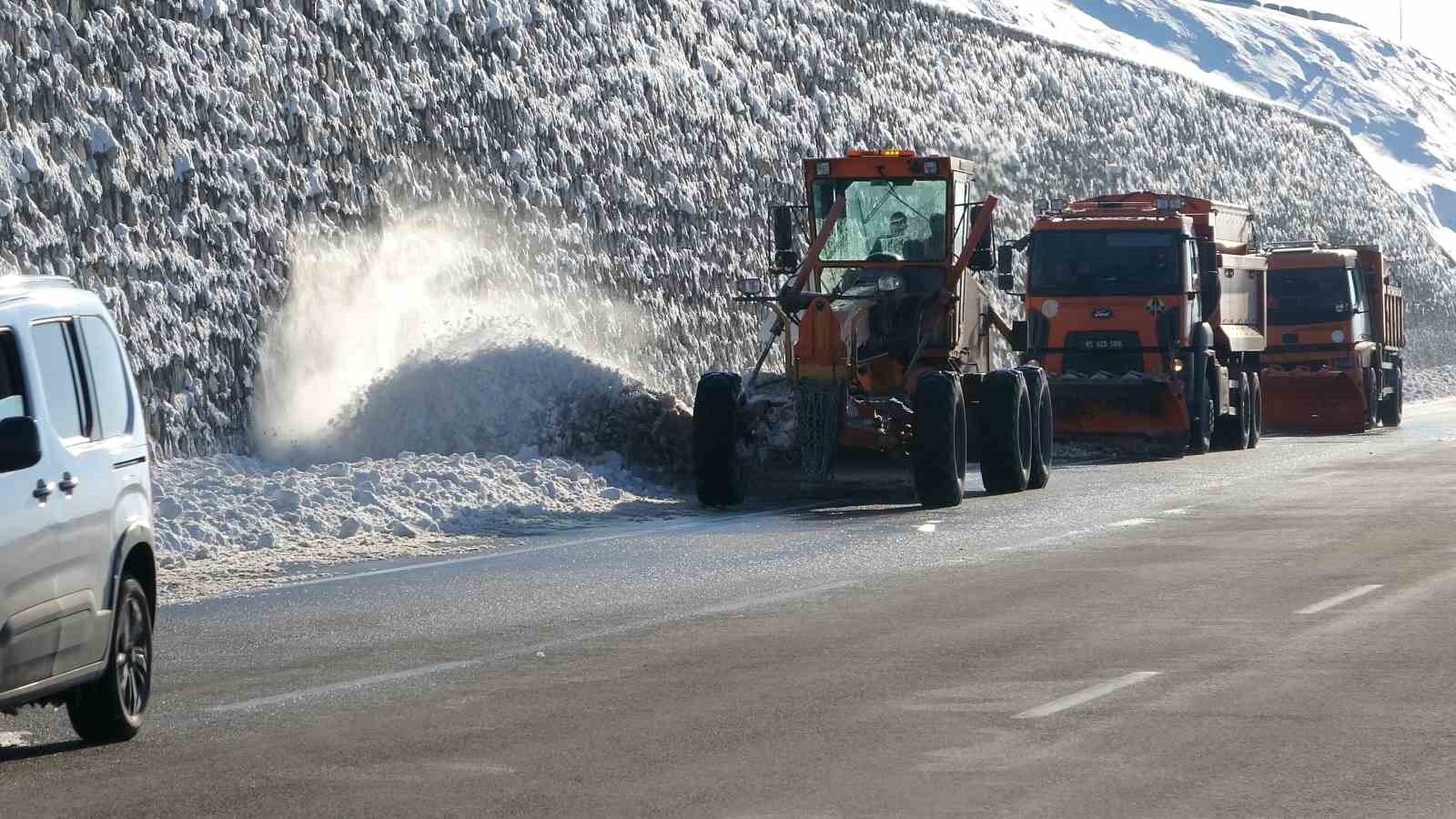 Van’da kar mesaisi: Yol kenarlarında biriken kar kütleleri temizleniyor
