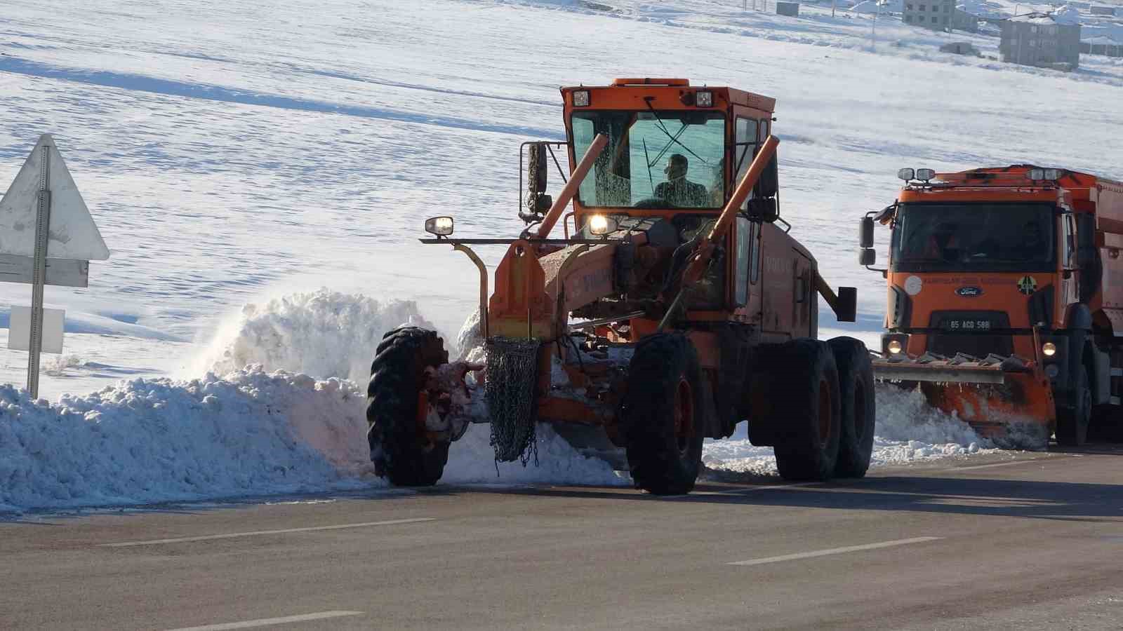 Van’da kar mesaisi: Yol kenarlarında biriken kar kütleleri temizleniyor
