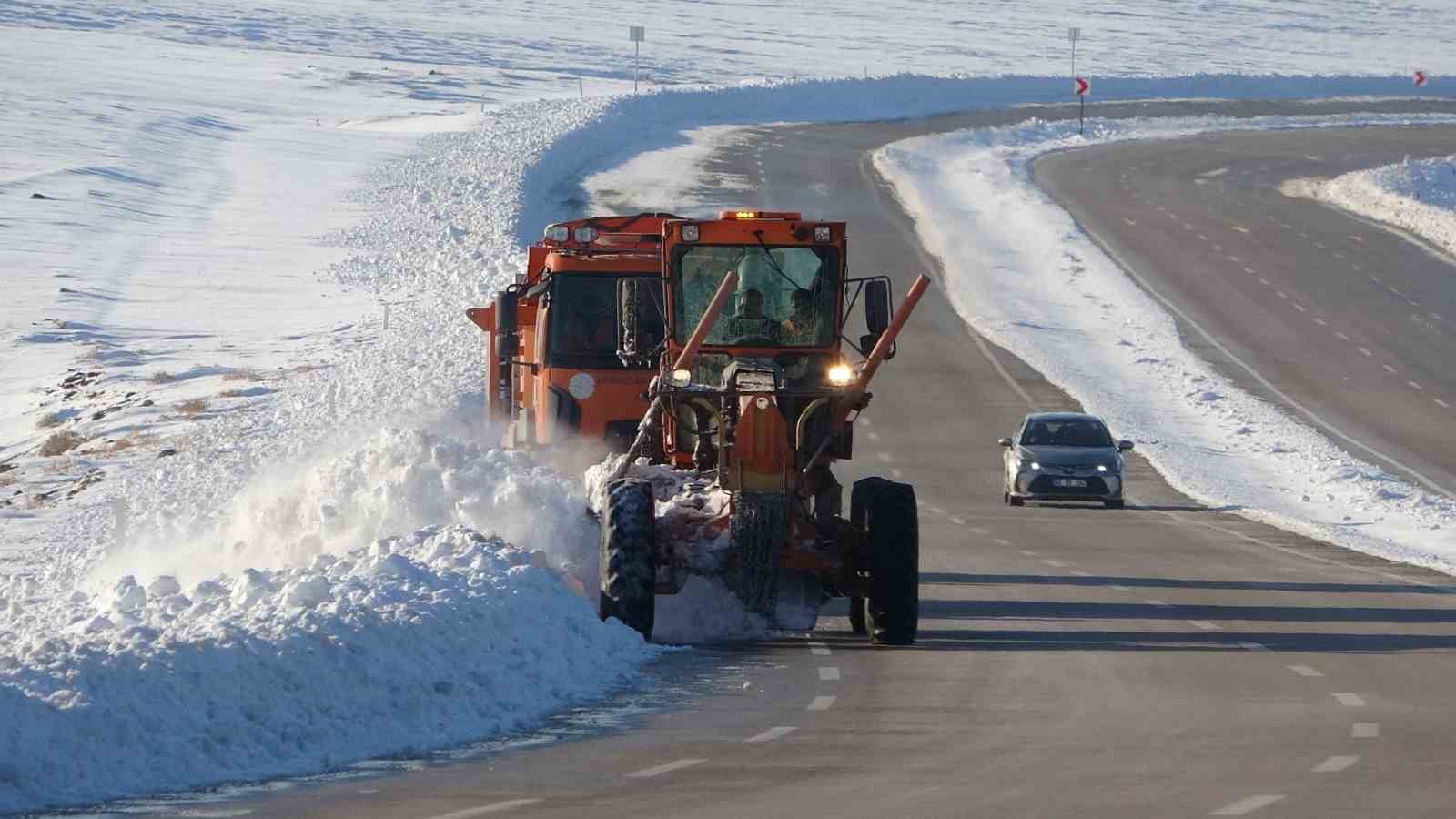 Van’da kar mesaisi: Yol kenarlarında biriken kar kütleleri temizleniyor
