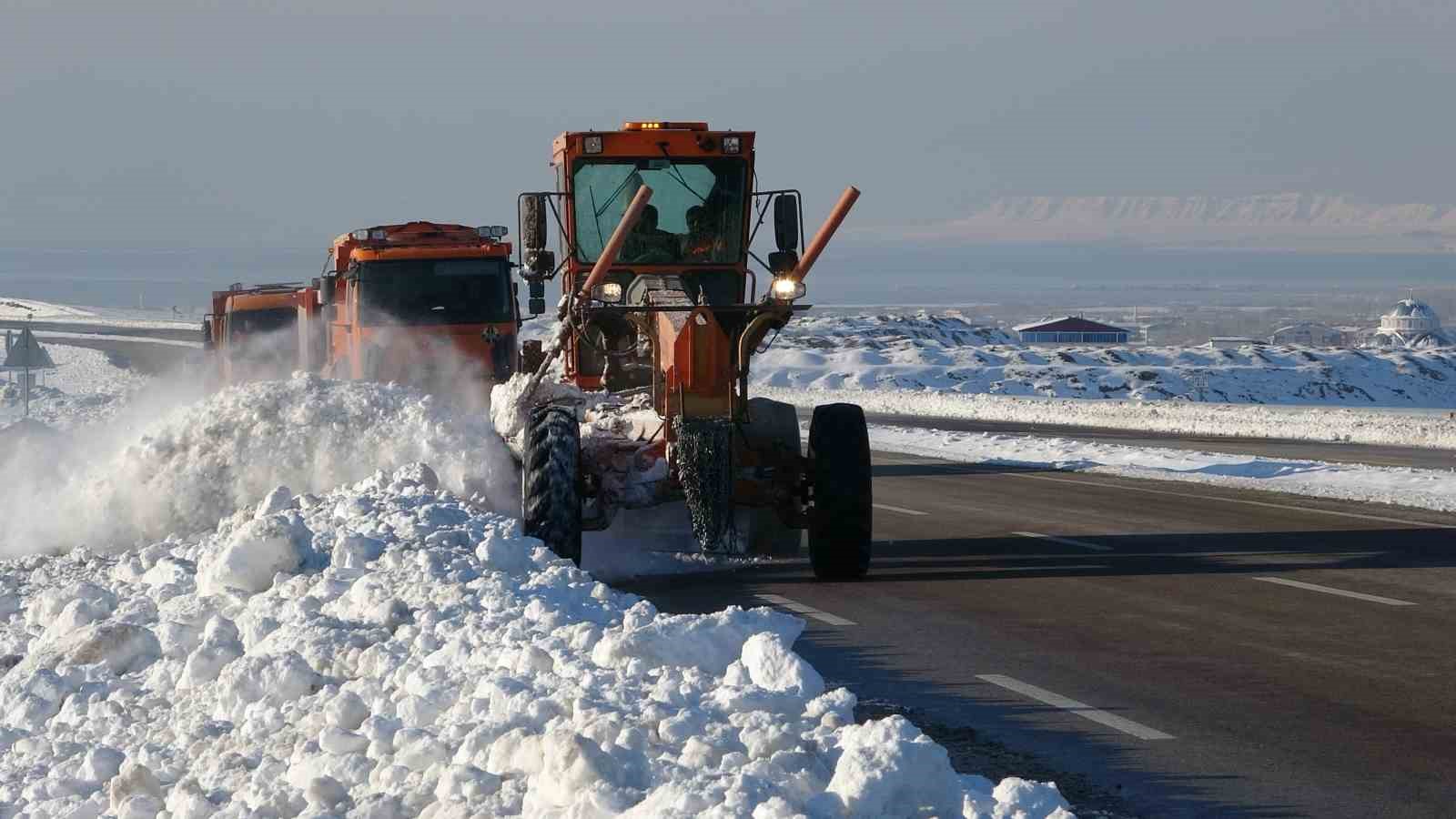 Van’da kar mesaisi: Yol kenarlarında biriken kar kütleleri temizleniyor
