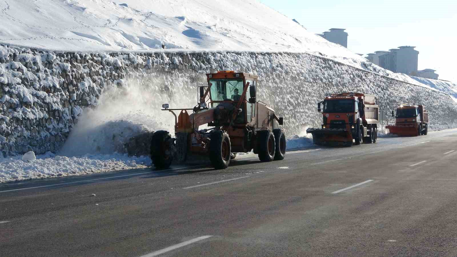 Van’da kar mesaisi: Yol kenarlarında biriken kar kütleleri temizleniyor
