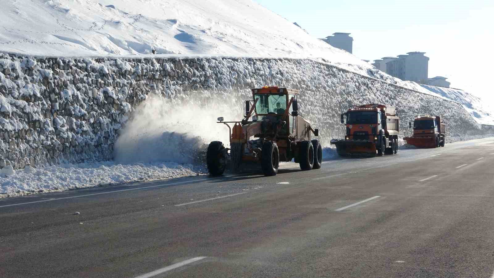 Van’da kar mesaisi: Yol kenarlarında biriken kar kütleleri temizleniyor

