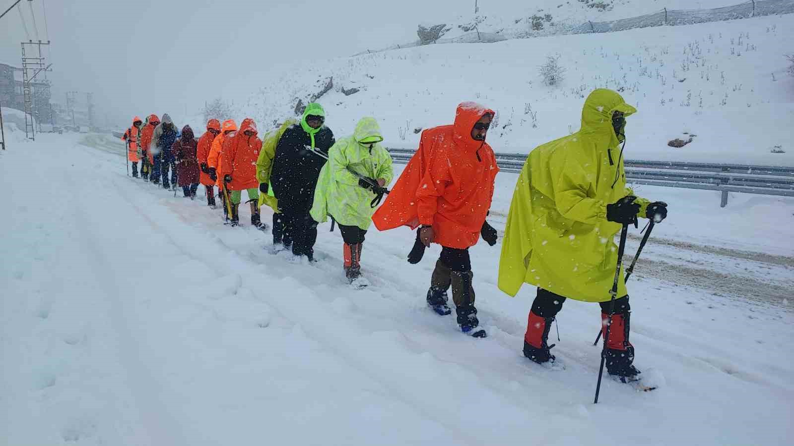 Van’da kar nedeniyle yol kapandı, rota Toprakkale’ye çevrildi
