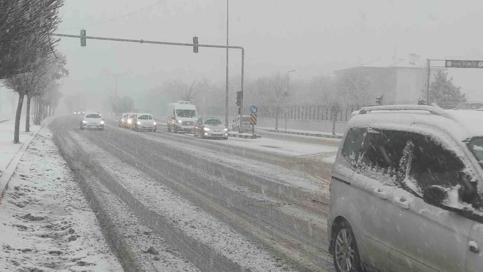 Van’da kar yağışı trafiği olumsuz etkiledi: Maddi hasarlı kazalar meydana geldi
