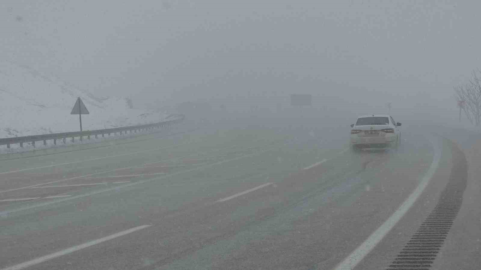 Van’da kar yağışı ve sis etkili oluyor
