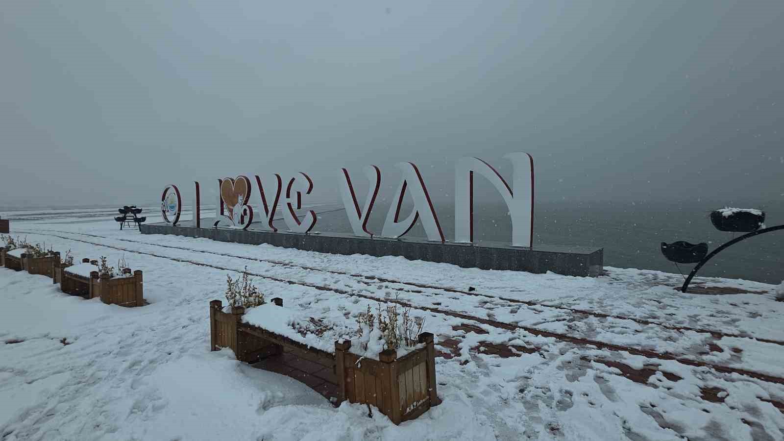 Van’da kar yağışı ve sis etkili oluyor
