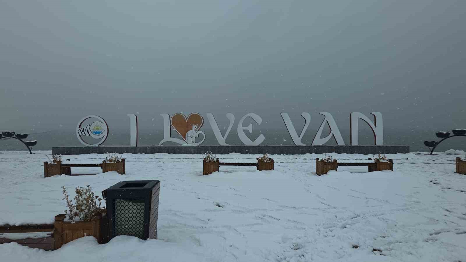 Van’da kar yağışı ve sis etkili oluyor
