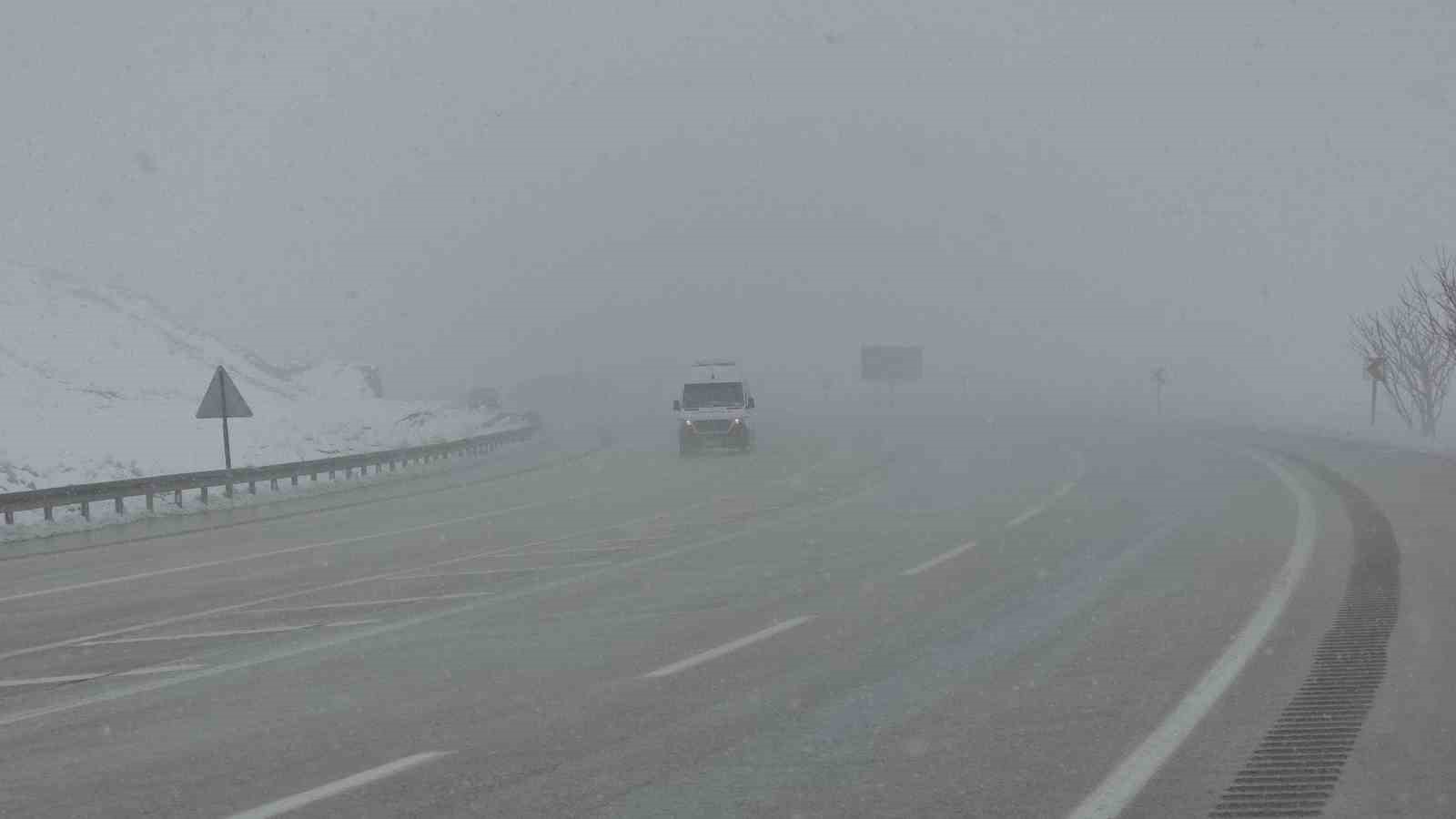 Van’da kar yağışı ve sis etkili oluyor
