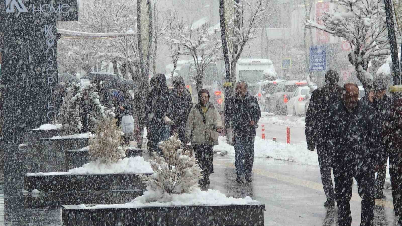 Van’da kar yağışı ve sis etkili oluyor
