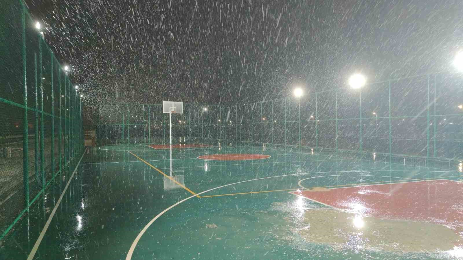 Van’da kar yağışı yeniden etkili oldu
