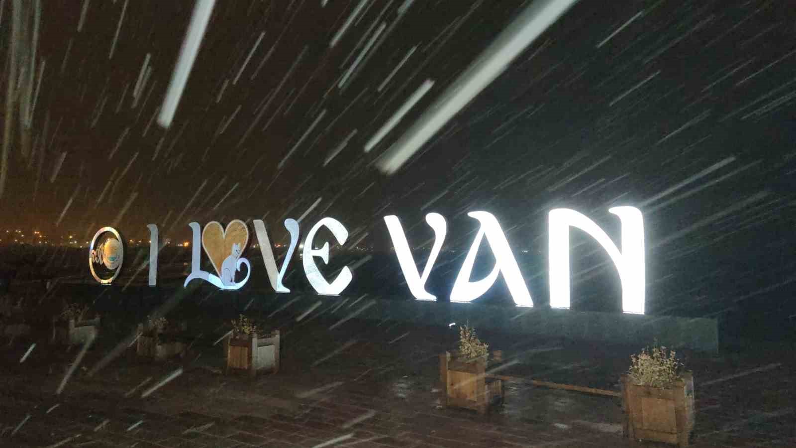 Van’da kar yağışı yeniden etkili oldu
