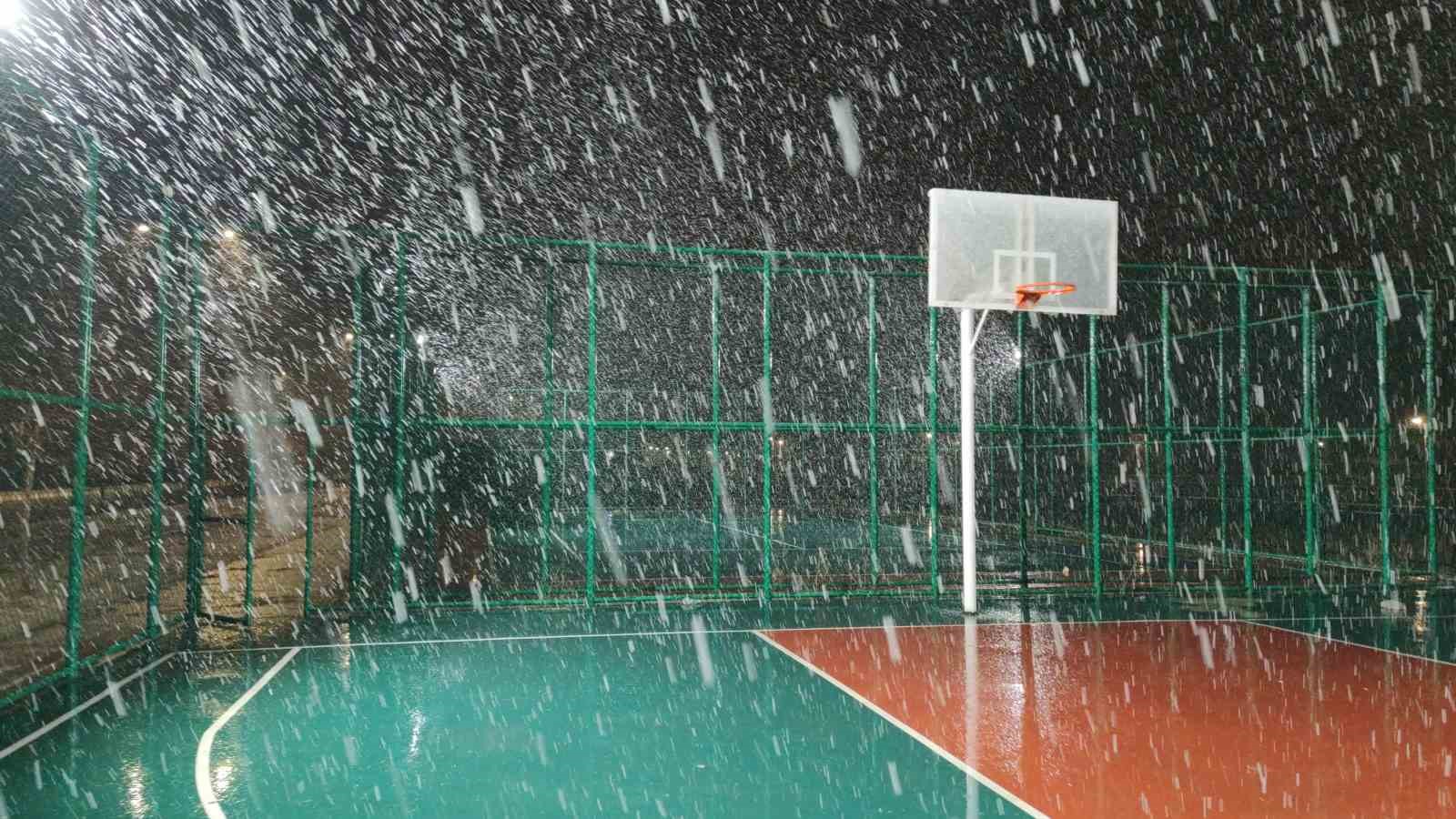 Van’da kar yağışı yeniden etkili oldu
