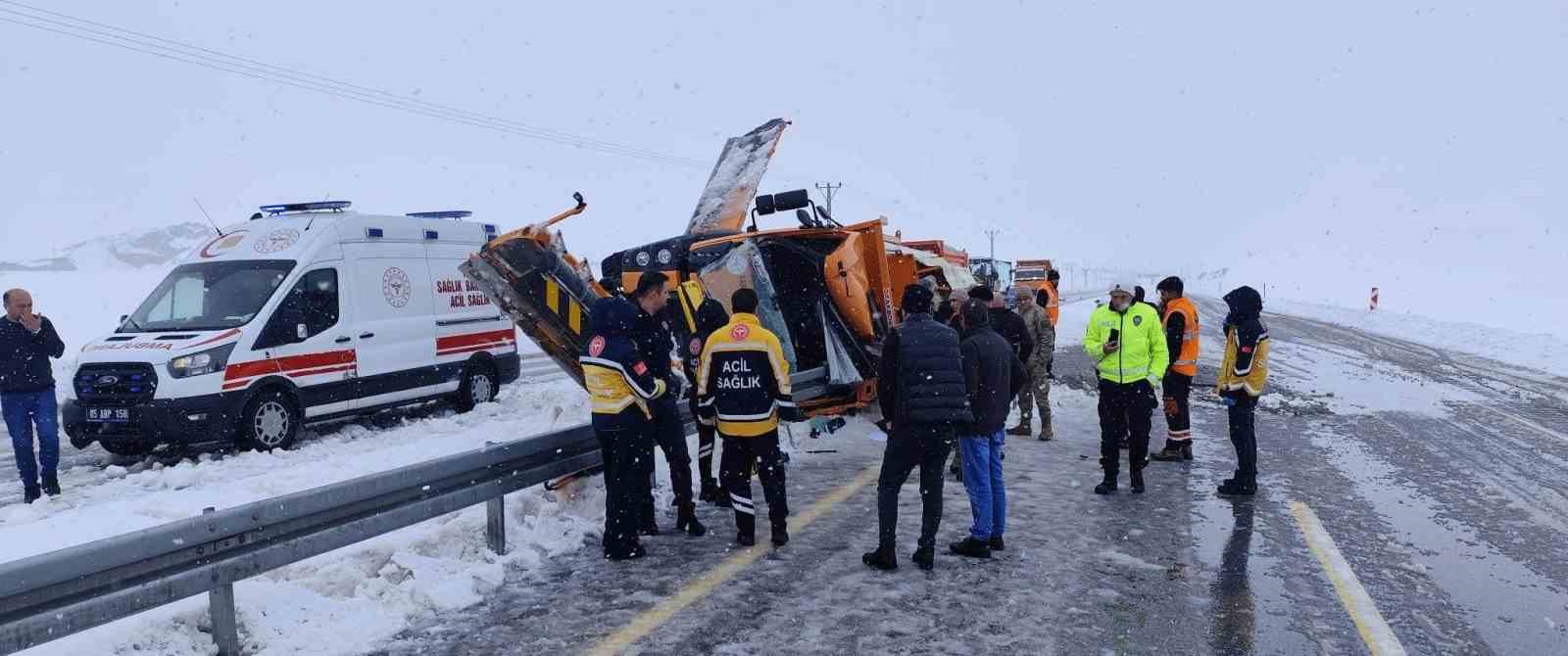 Van’da Karayollarına ait iş makinesi kaza yaptı: 1 ölü, 1 ağır yaralı
