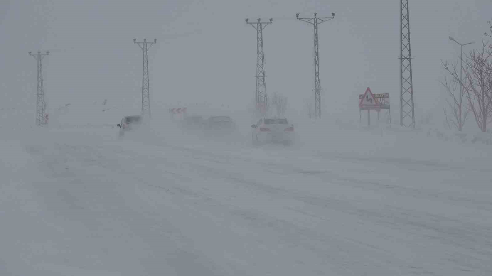 Van’da kardan dolayı kapanan 287 yoldan 89’u açıldı
