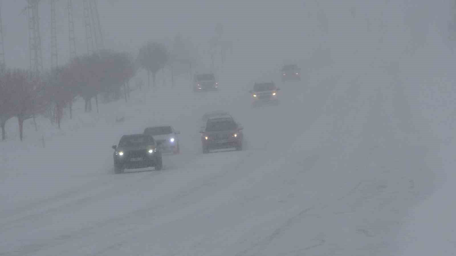Van’da kardan dolayı kapanan 287 yoldan 89’u açıldı
