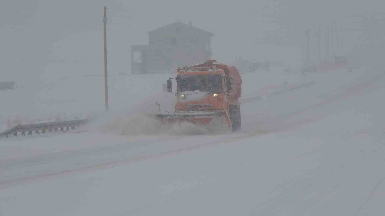 Van’da kardan dolayı kapanan 287 yoldan 89’u açıldı
