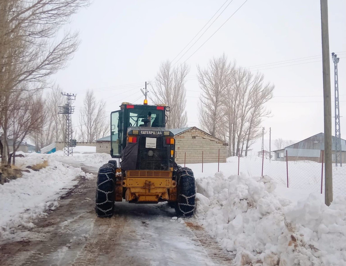Van’da kardan dolayı kapanan 34 yerleşim yerinin yolu açılıyor
