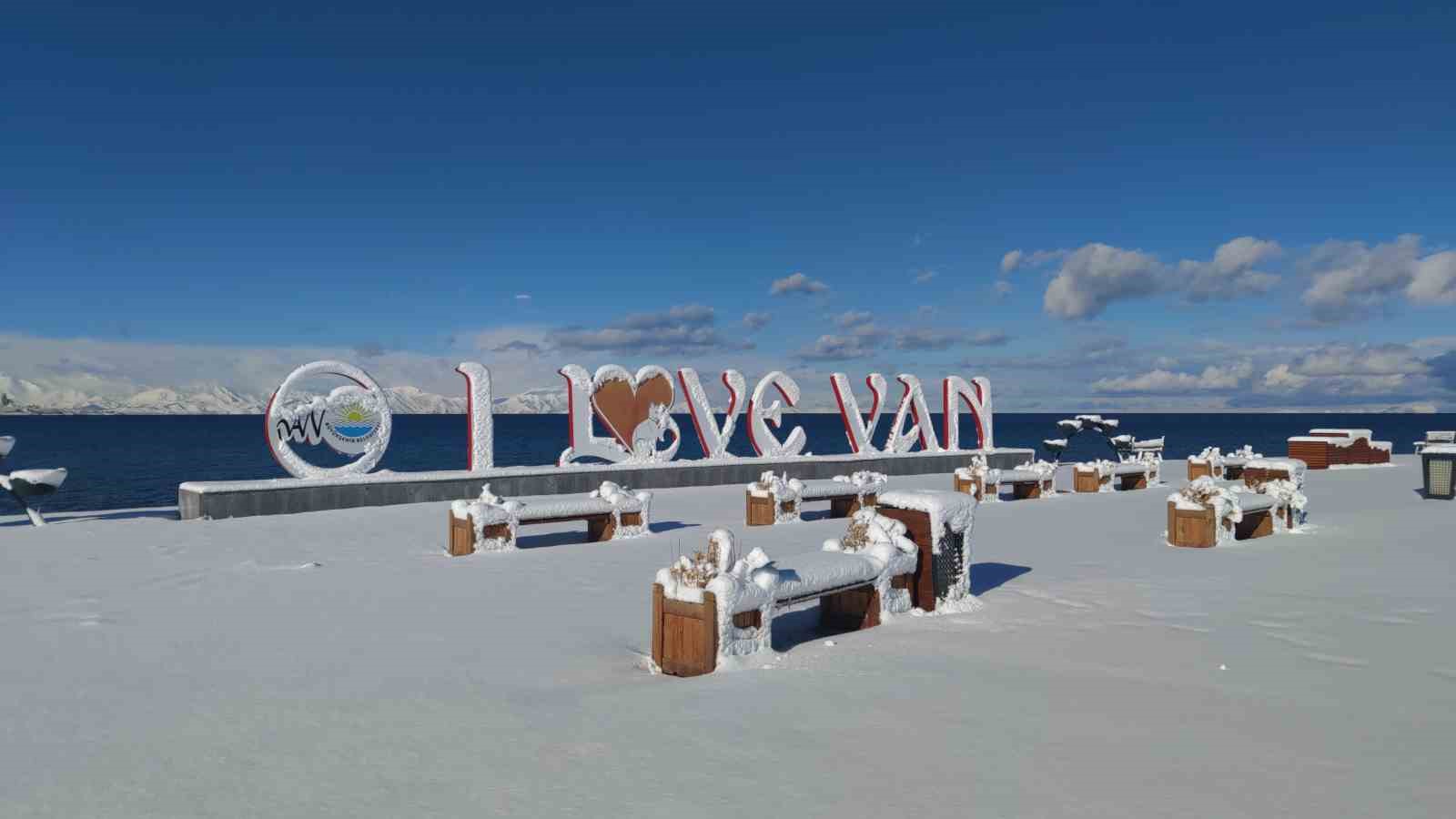 Van’da kardan dolayı kapanan 390 yoldan 230’u açıldı
