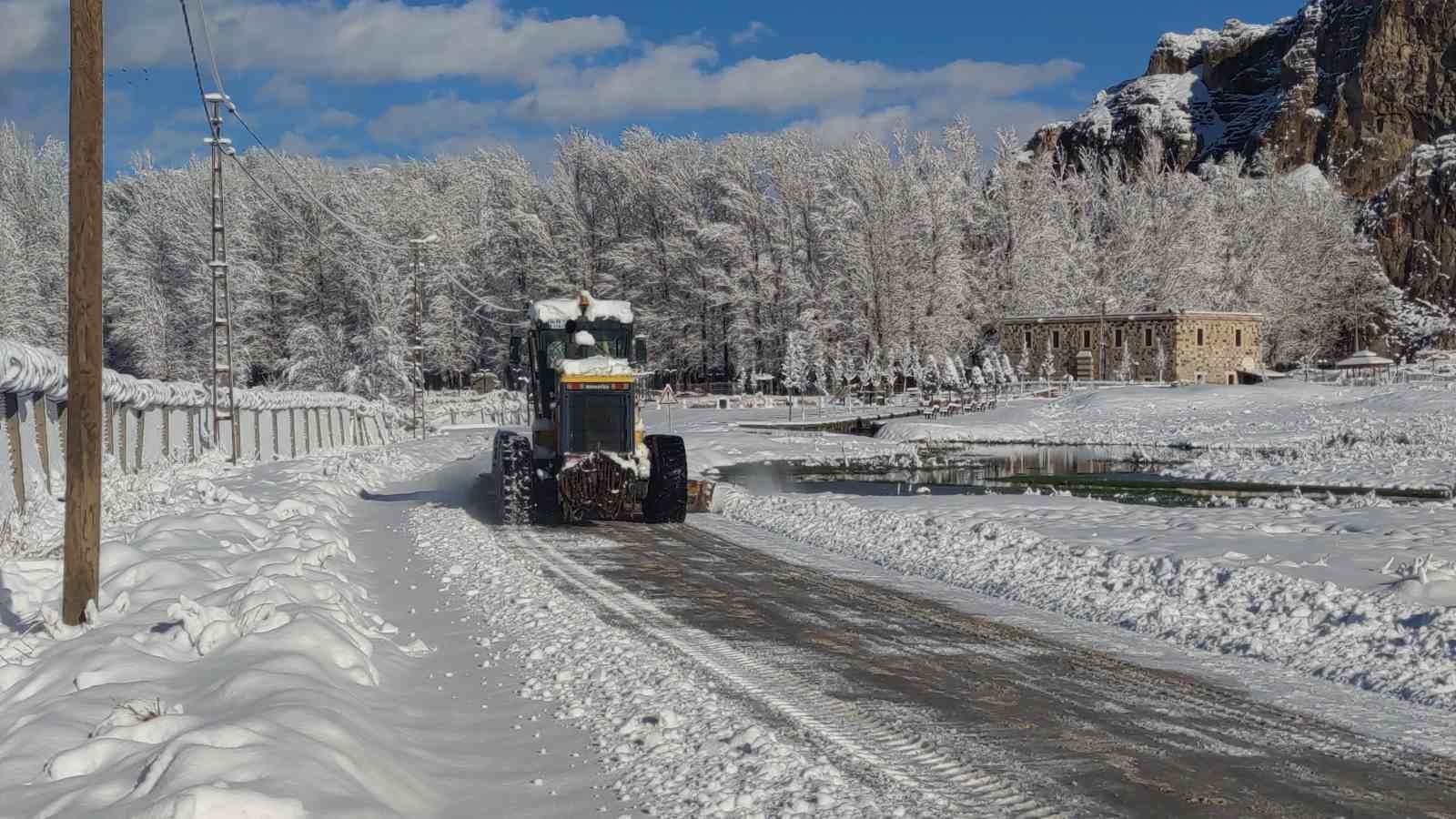Van’da kardan dolayı kapanan 390 yoldan 230’u açıldı
