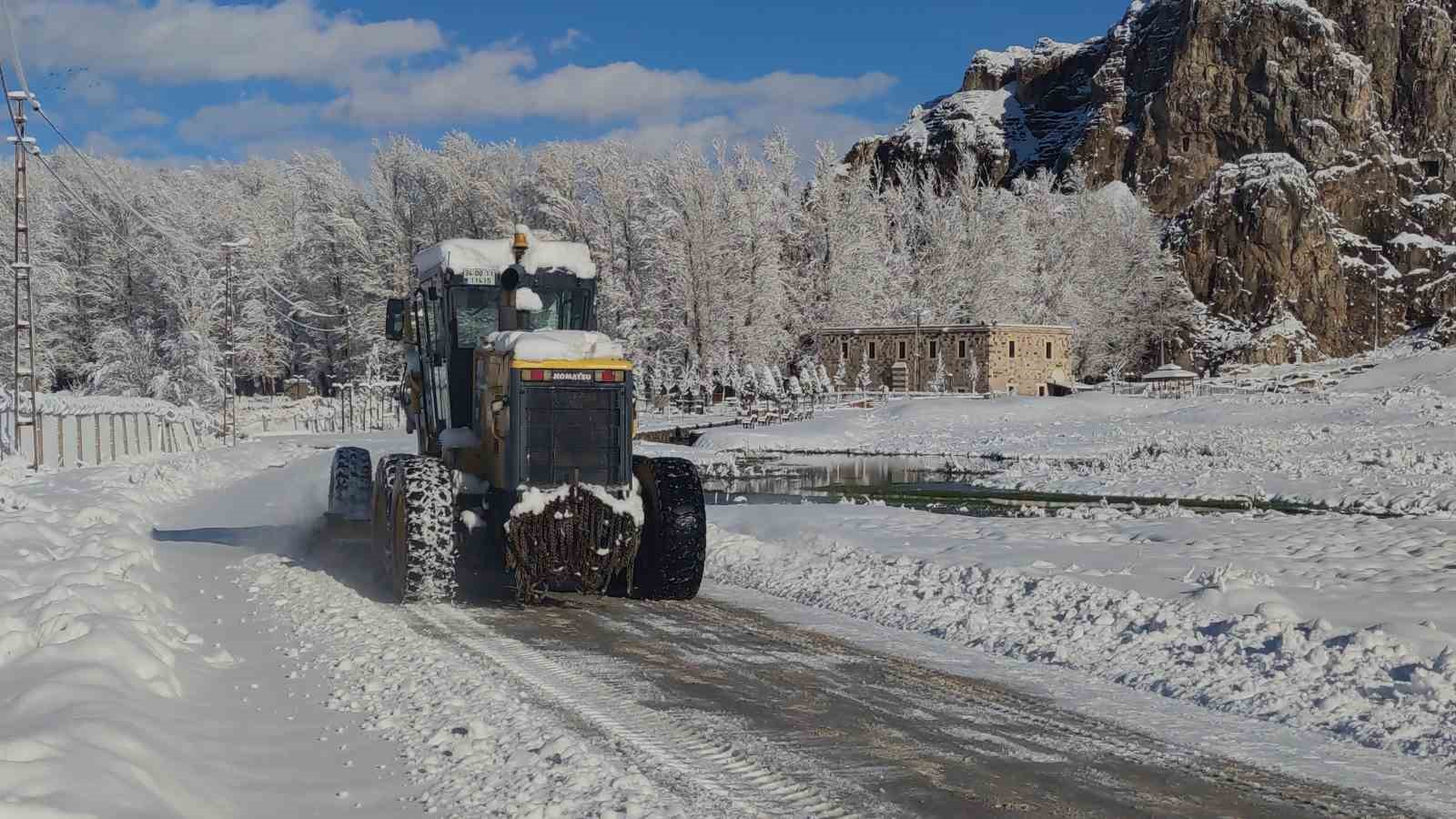 Van’da kardan dolayı kapanan 390 yoldan 230’u açıldı
