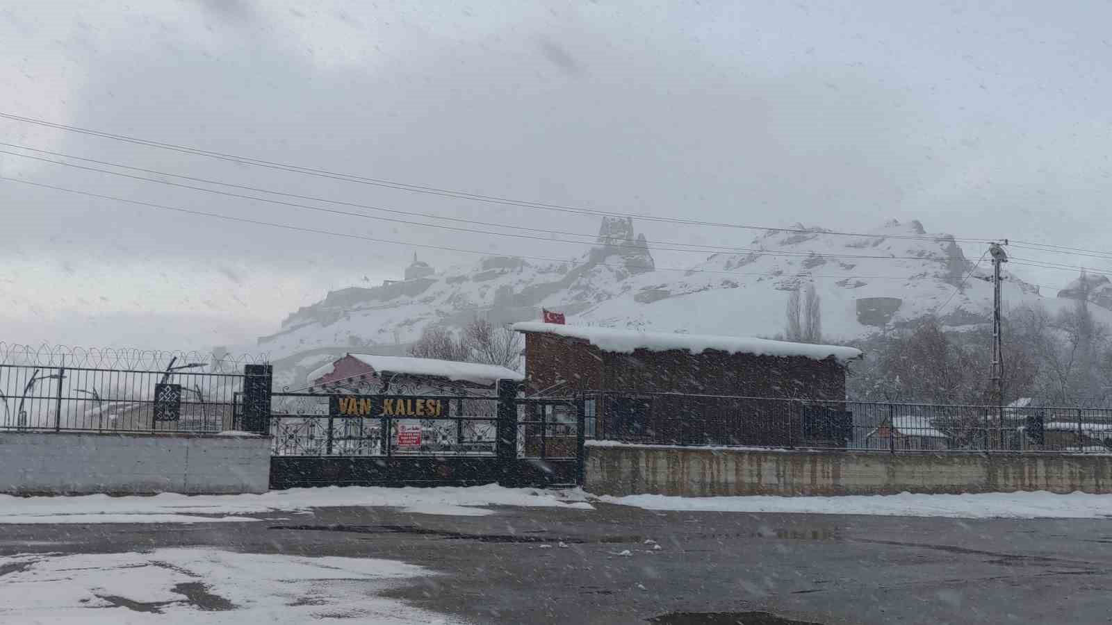 Van’da kardan dolayı kapanan 390 yoldan 230’u açıldı
