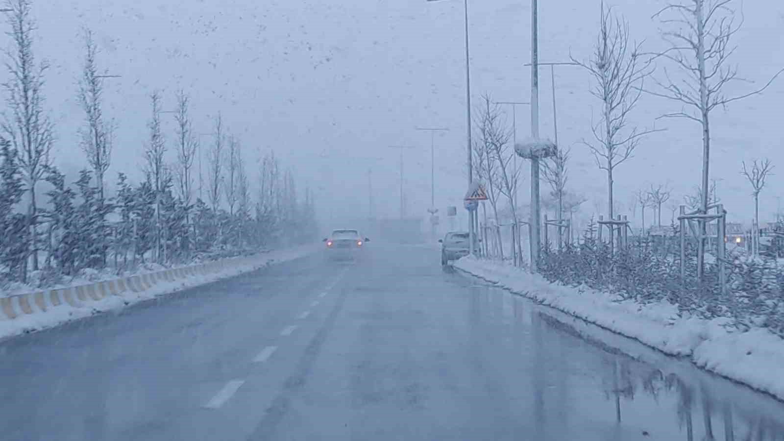 Van’da kardan dolayı kapanan 390 yoldan 230’u açıldı
