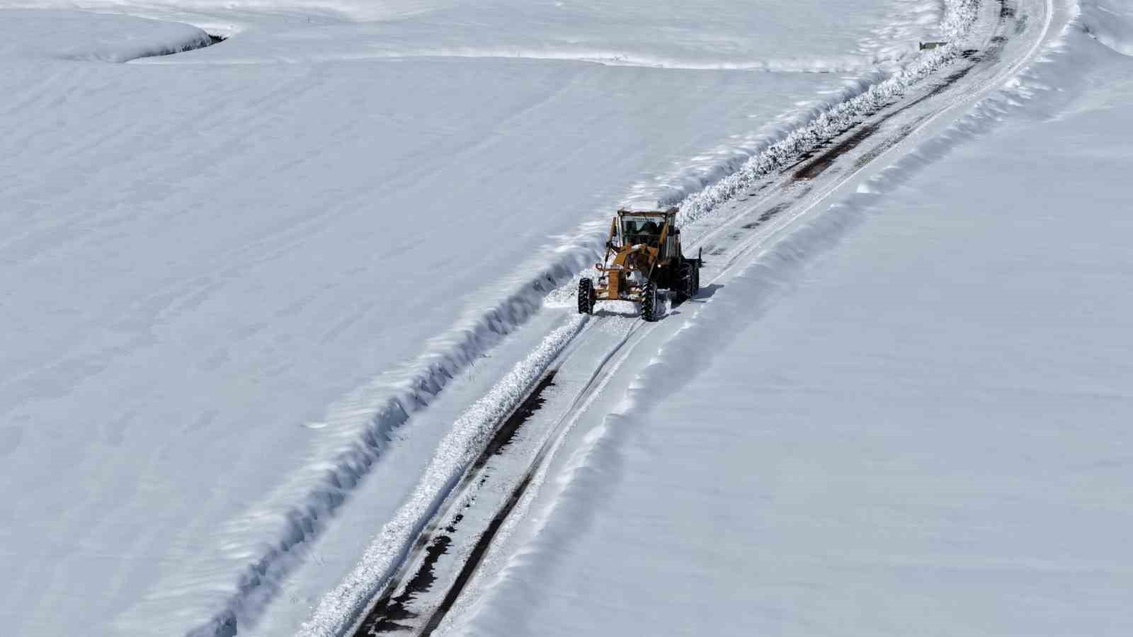 Van’da kardan dolayı kapanan 390 yoldan 355’i açıldı

