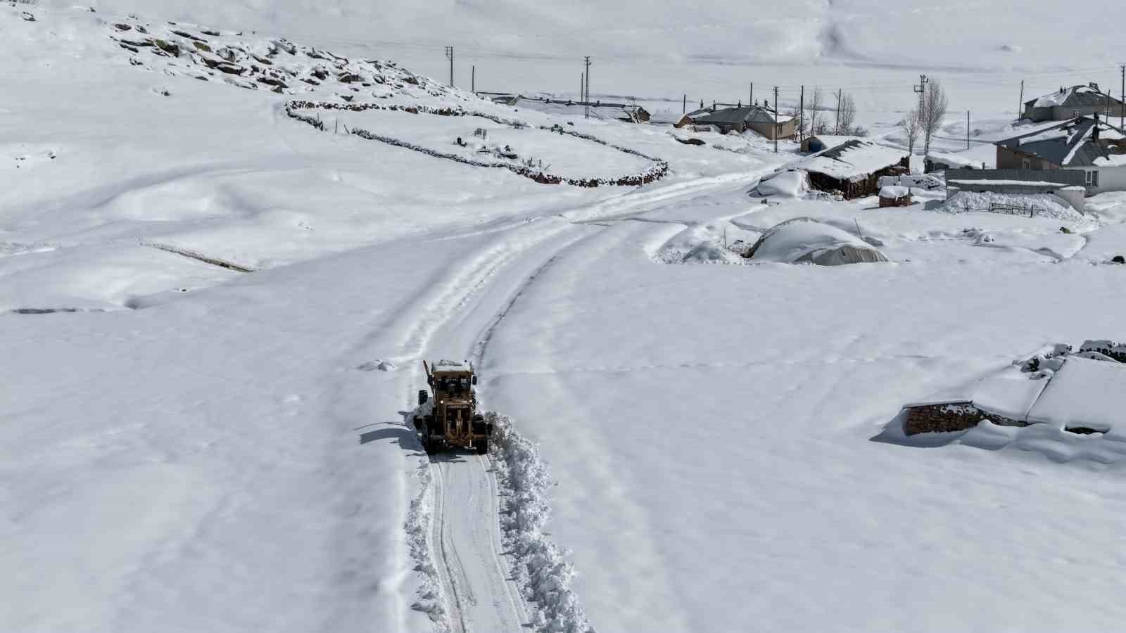 Van’da kardan dolayı kapanan 390 yoldan 355’i açıldı
