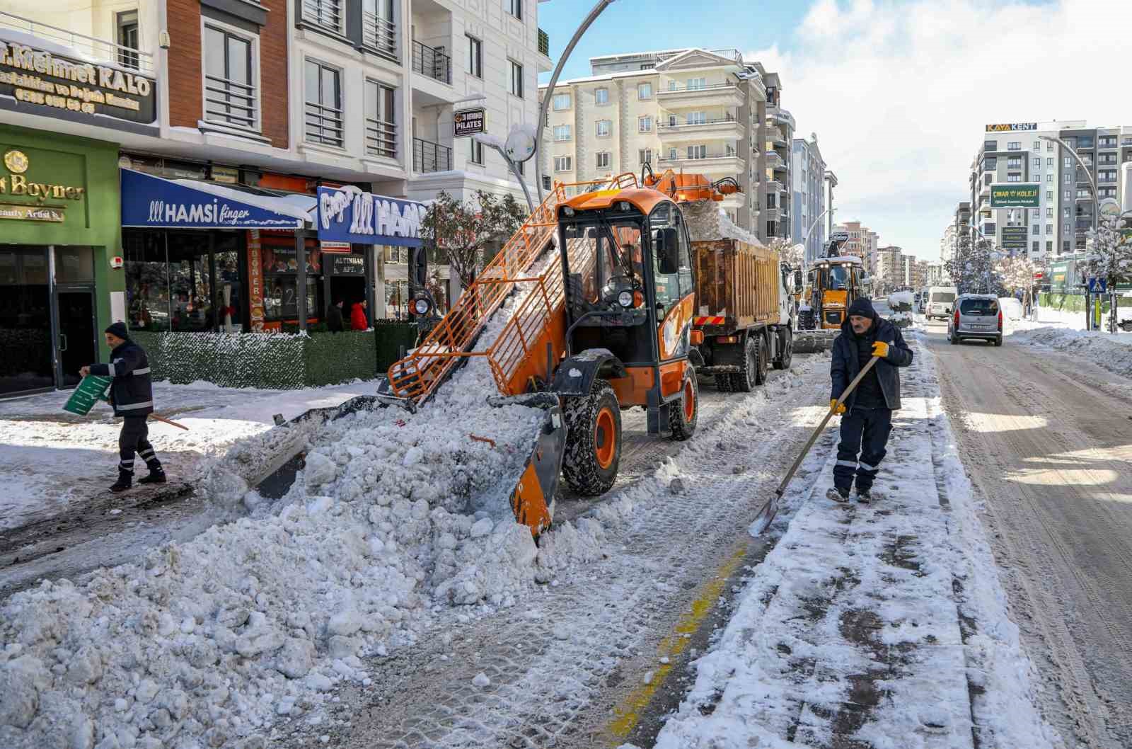 Van’da kardan dolayı kapanan 569 yolun 506’sı açıldı
