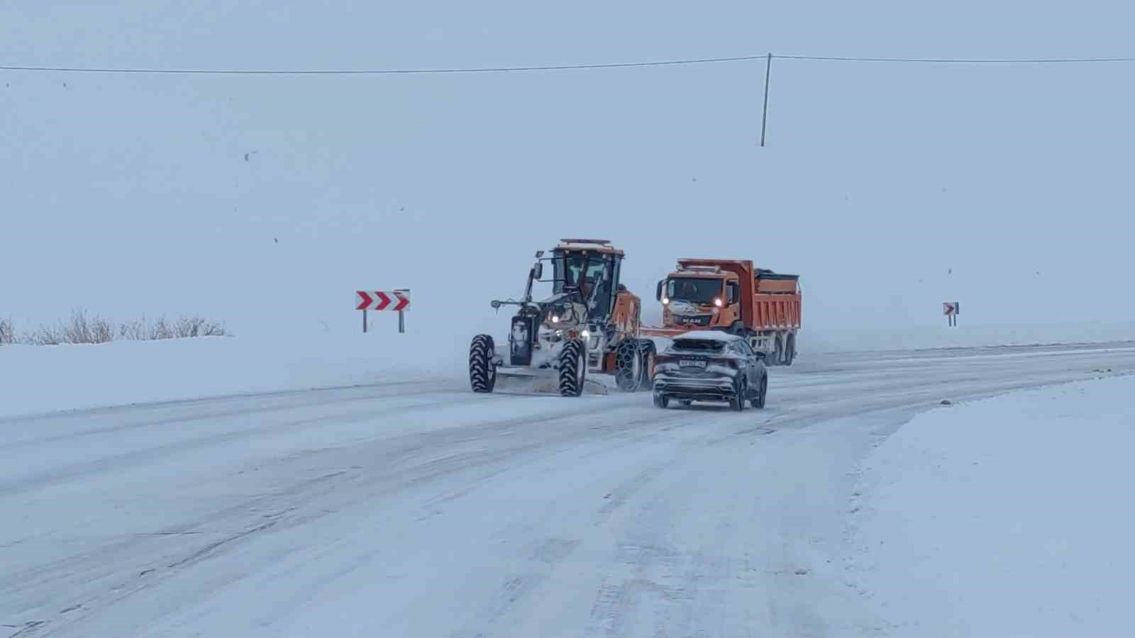 Van’da kardan dolayı kapanan 569 yolun 506’sı açıldı
