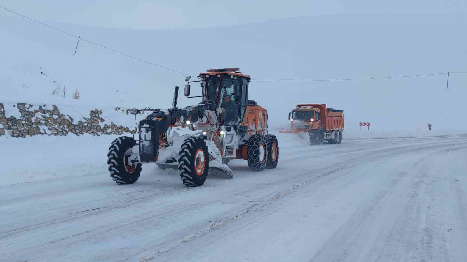 Van’da kardan dolayı kapanan 569 yolun 506’sı açıldı
