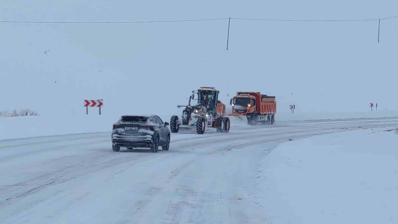 Van’da kardan dolayı kapanan 569 yolun 506’sı açıldı

