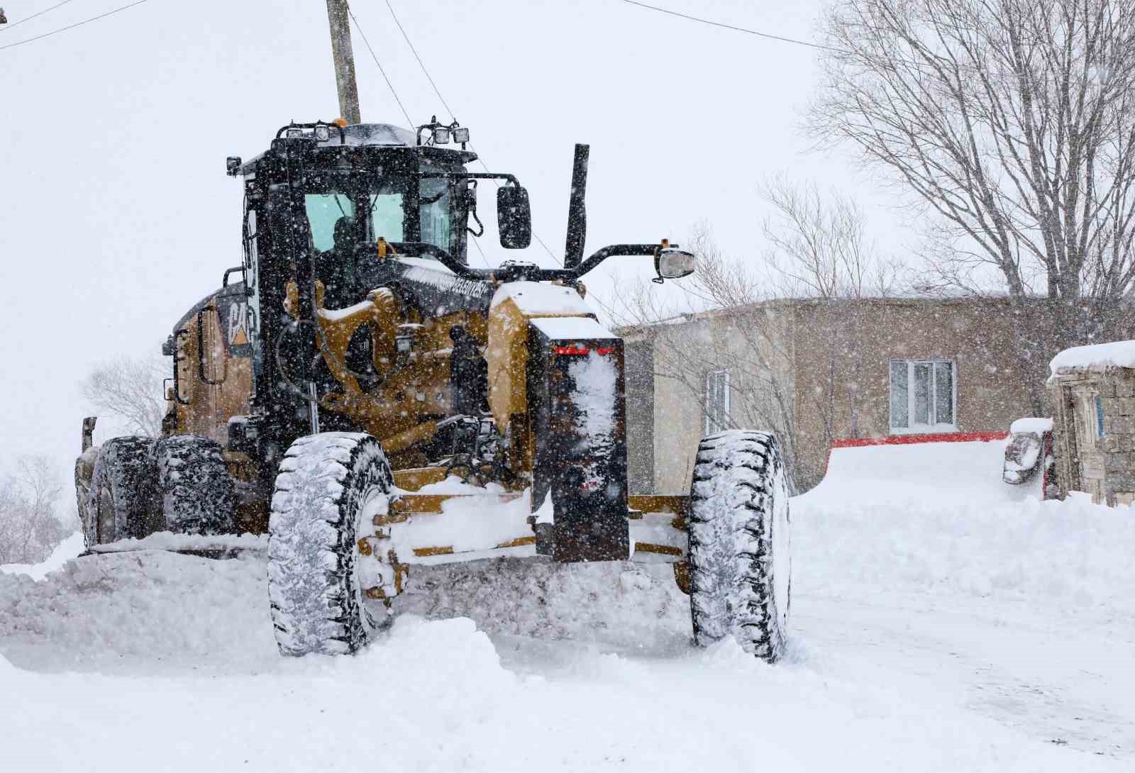 Van’da kardan dolayı kapanan 569 yolun 506’sı açıldı
