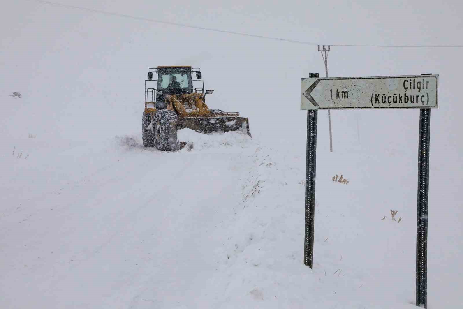 Van’da kardan dolayı kapanan 569 yolun 506’sı açıldı
