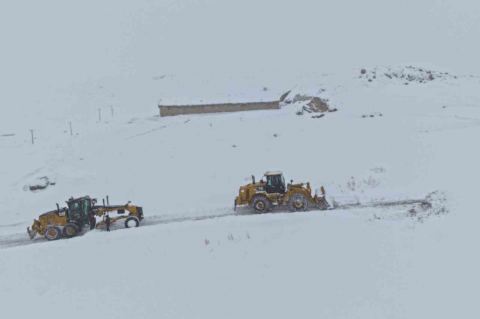 Van’da kardan dolayı kapanan 569 yolun 506’sı açıldı
