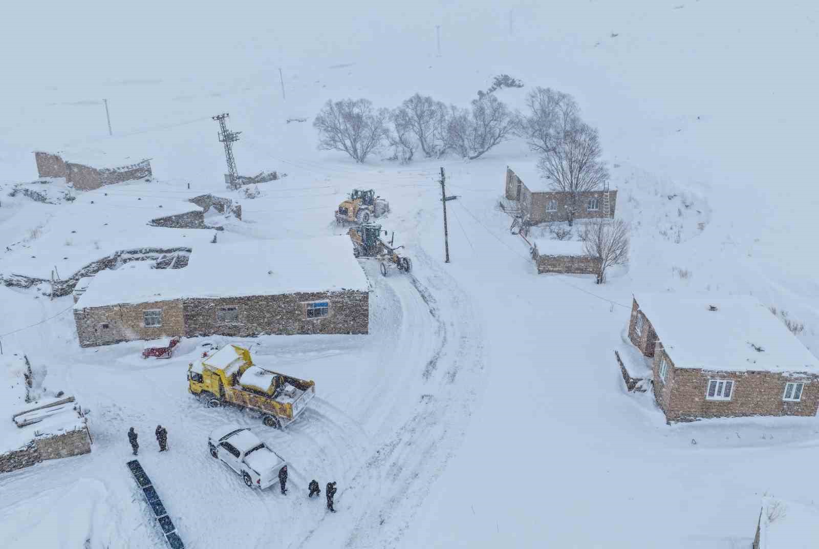 Van’da kardan dolayı kapanan 569 yolun 506’sı açıldı
