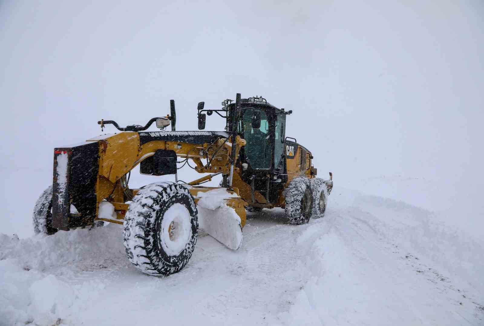 Van’da kardan dolayı kapanan 569 yolun 506’sı açıldı
