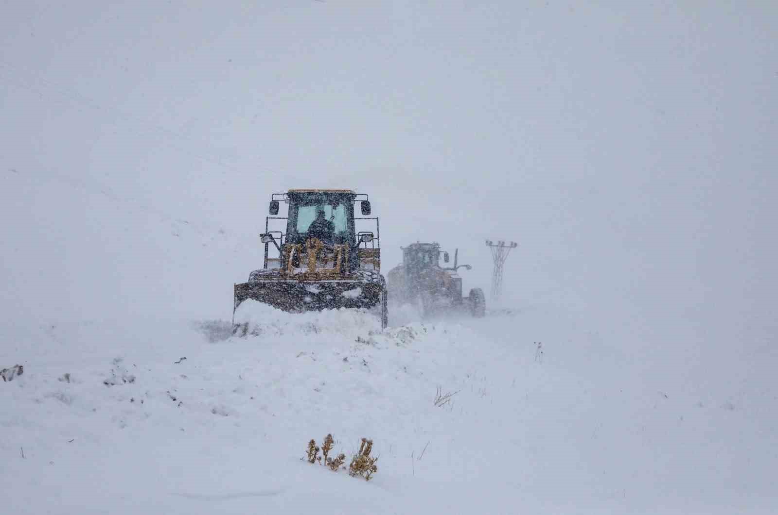 Van’da kardan dolayı kapanan 569 yolun 506’sı açıldı
