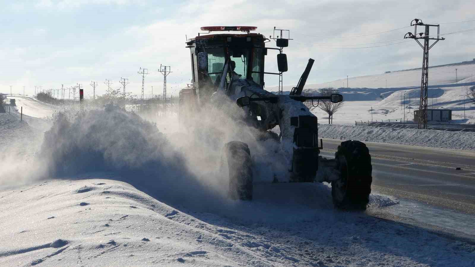 Van’da kardan dolayı kapanan 625 yoldan 408’i açıldı
Van’da kardan dolayı kapanan 625 yoldan 408’i açıldı