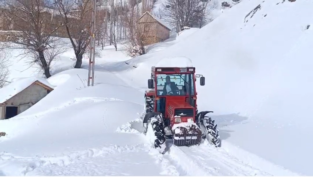 Van’da kardan dolayı kapanan 625 yoldan 408’i açıldı
Van’da kardan dolayı kapanan 625 yoldan 408’i açıldı