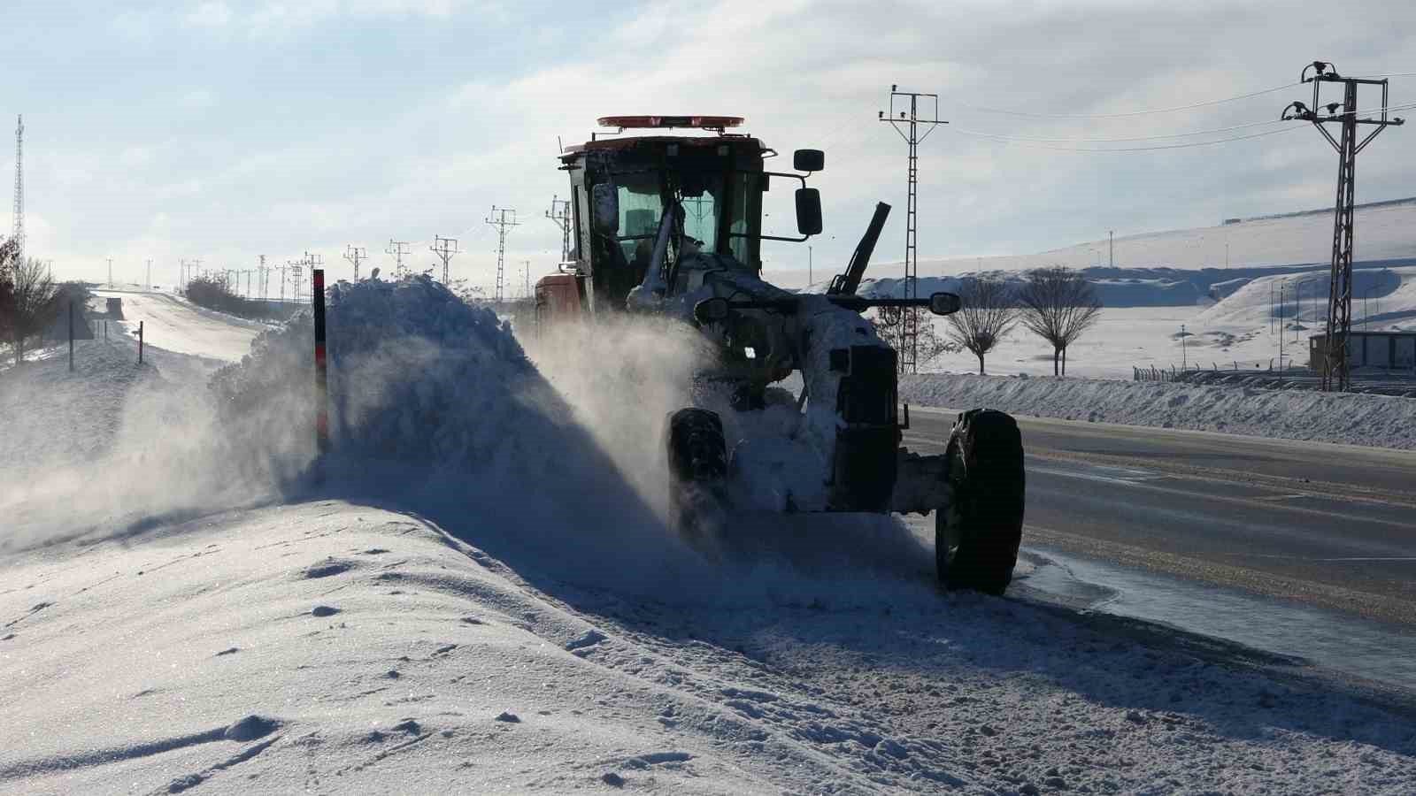 Van’da kardan dolayı kapanan 625 yoldan 408’i açıldı
Van’da kardan dolayı kapanan 625 yoldan 408’i açıldı